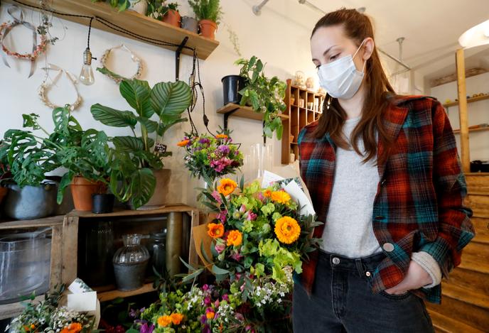 Chez une fleuriste, à Paris, le 17 avril, au 32e jour du confinement décrété par les autorités pour enrayer la propagation du nouveau coronavirus.