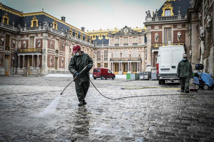 Nettoyage de la Cour d’honneur du château de Versailles, le 5 juin 2020, à la veille de sa réouverture après quatre-vingt-deux jours de fermeture en raison de l’épidémie de Covid-19.
