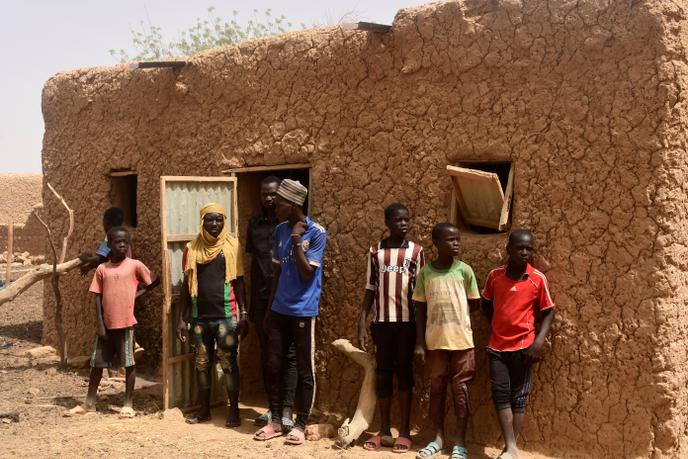 Des habitants du village de Zibane-Koira Zéno, au Niger, le 12 mai 2020, quatre jours après une attaque terroriste meurtrière.
