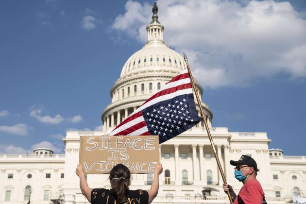 « Le silence est une violence », dit la pancarte de cette manifestante devant le Capitole de Washington, DC.