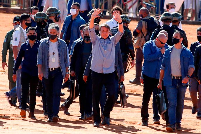 Le président brésilien, Jair Bolsonaro, lors de l’inauguration d’un hôpital de campagne à Aguas Lindas, dans l’Etat de Goias, au Brésil, le 5 juin.