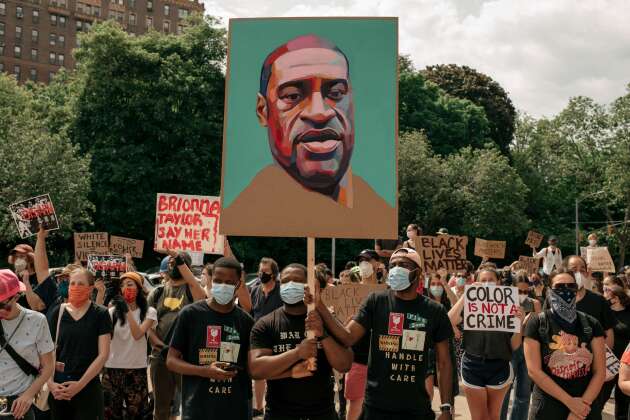 « Black Lives Matter » (la vie des Noirs compte), « Color is not a crime » (la couleur n’est pas un crime), « White silence = violence » (silence blanc = violence), pouvait-on lire sur les pancartes, sous un portrait de George Floyd.