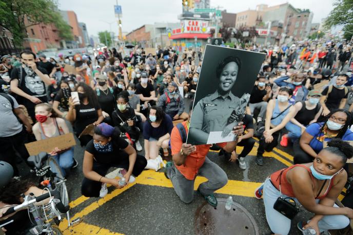 Un manifestant brandit une photographie de Breonna Taylor, tuée à son domicile le 13 mars par la police, lors d’un rassemblement à Brooklyn (New York), vendredi 5 juin.