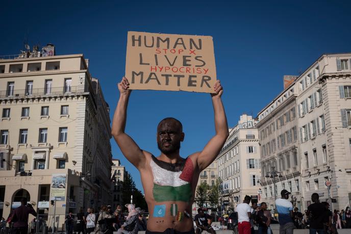 Lors de la manifestation conte les violences policières sur le Vieux-Port à Marseille, le 6 juin.