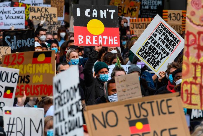 Des manifestants à Melbourne, samedi 6 juin.