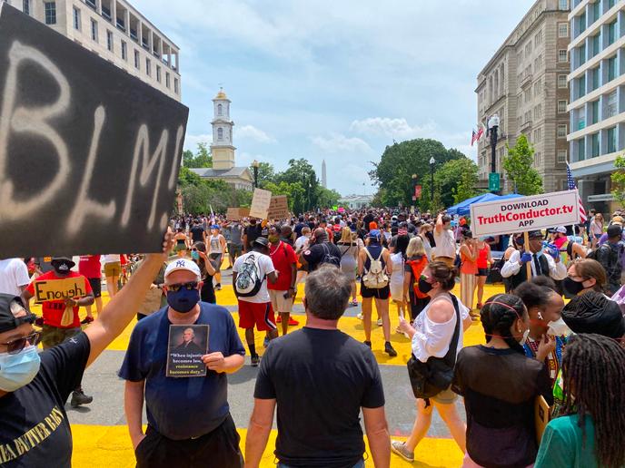 Des manifestants se rassemblent près de la Maison Blanche lors d’une manifestation pacifique contre la brutalité policière et la mort de George Floyd, le 6 juin à Washington, DC.