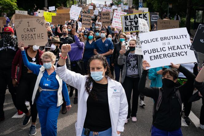 De nombreux médecins et infirmières, dont beaucoup en blouse, participent à une marche contre le racisme et les violences policières à Seattle, le 6 juin.