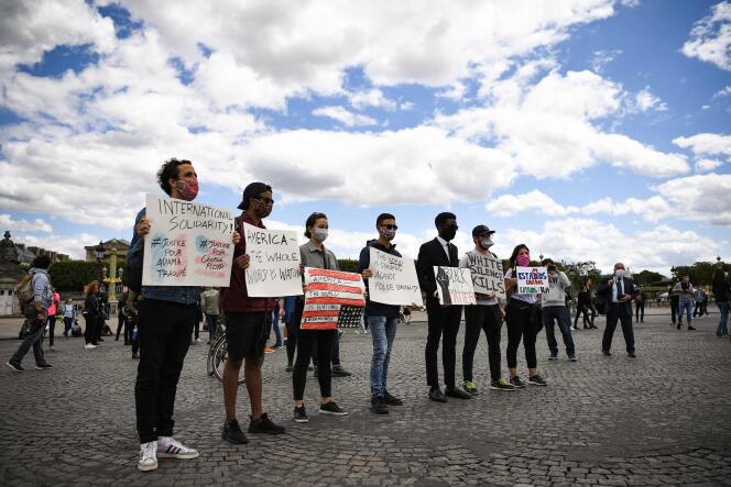 Des manifestants sont rassemblés sur la place de la Concorde, près de l’ambassade des États-Unis, contre la violence policière, à Paris, le 6 juin.