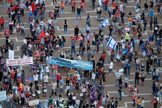 Des manifestants sur la place Rabin de Tel-Aviv, le 6 juin, dénoncent le projet d’annexion par Israël de certaines parties de la Cisjordanie occupée.