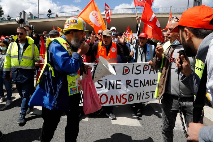 Des salariés de l’usine Renault de Choisy-le-Roi manifestent contre le plan d’économie du constructeur automobile, le 6 juin 2020.