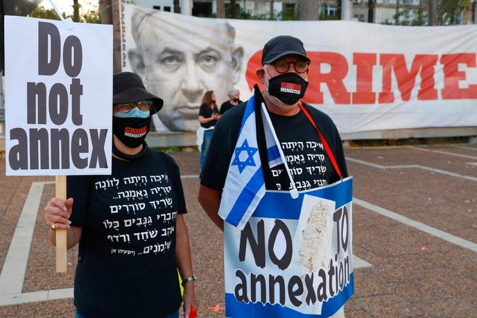 Des manifestants sur la place Rabin de Tel-Aviv, le 6 juin, dénoncent le projet d’annexion par Israël de certaines parties de la Cisjordanie occupée.