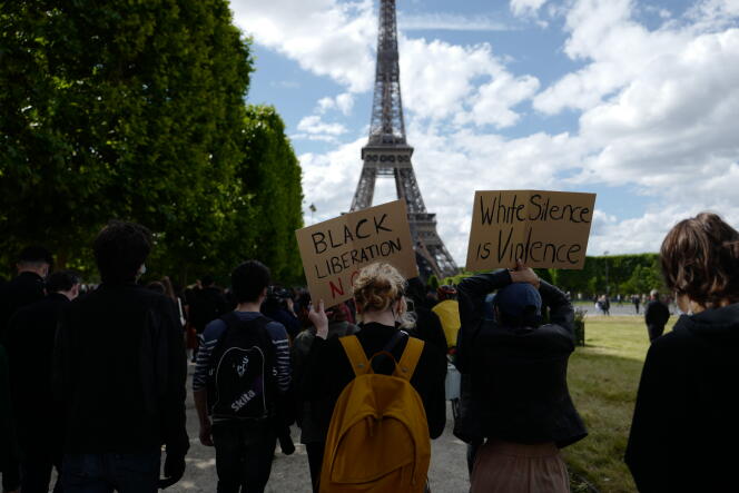 Manifestation contre les violences policières, sur le Champ-de-Mars, à Paris, le 6 juin.