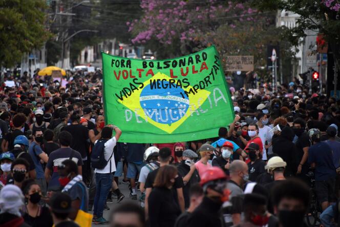 Des manifestants défilent contre le racisme et contre le président Jair Bolsonaro, à Sao Paulo, au Brésil, le 7 juin.