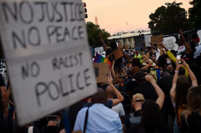 Des manifestants s’agenouillent et lèvent le poing devant le parc Lafayette, face à la Maison Blanche, lors d’une manifestation contre le racisme et la brutalité policière, à Washington, le 6 juin.