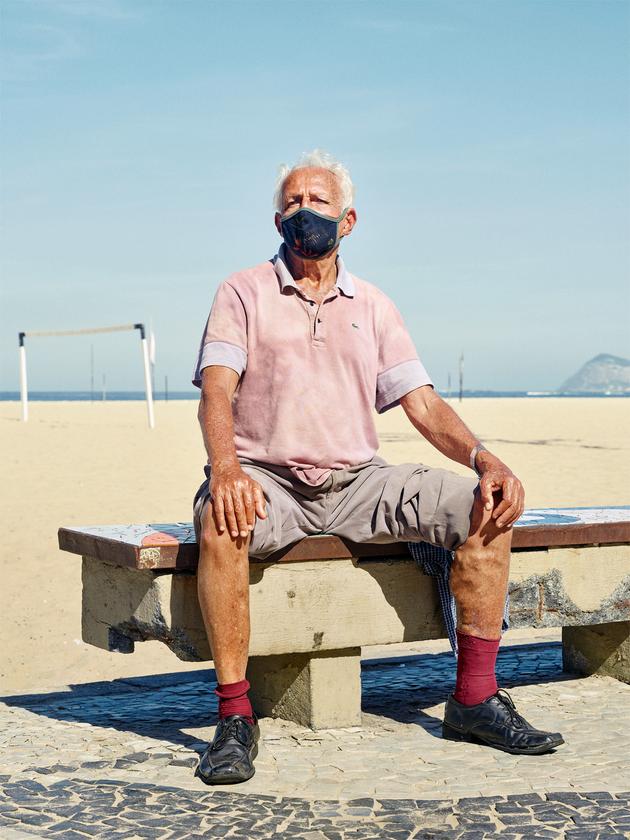 Tony, ici le 29 mai, s’installe tous les jours aux heures chaudes sur « son » banc de la plage. À Copacabana, un habitant sur trois a plus de 60 ans.