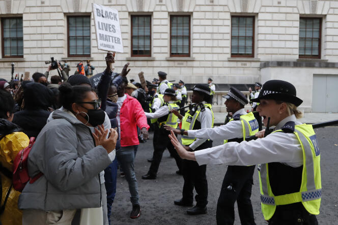 Des manifestants confrontent la police lors d’une manifestation en soutien au mouvement Black Lives Matter, à Londres (Royaume-Uni), le 7 juin.