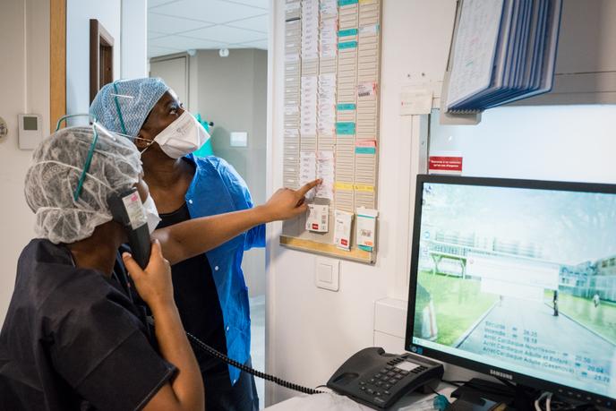 Des infirmières et aides soignantes se retrouvent au poste de soin de l’hôpital Delafontaine, lors de la crise du Covid-19, à Saint-Denis, le 3 avril.