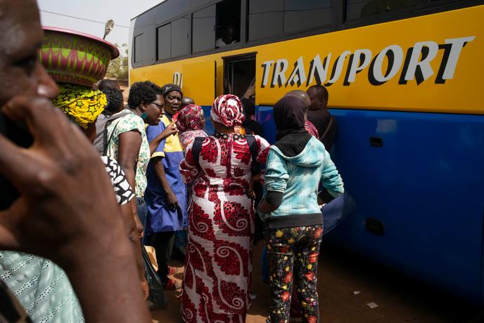 Marie M. à Bamako veut prendre un bus pour rejoindre sa présumée ville natale, Ségou, à 240 kilomètres. La plaignante, adoptée par des Français il y plus de trente ans, est retournée au Mali en janvier 2020 pour retrouver la trace de sa famille naturelle.