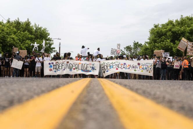 Des manifestants réclament de « réduire le budget de la police », à Minneapolis, le 6 juin.