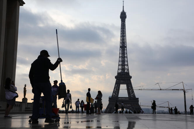 Sur les 6 millions de personnes qui, chaque année, rendent visite à la Tour Eiffel, 80 % sont des étrangers.