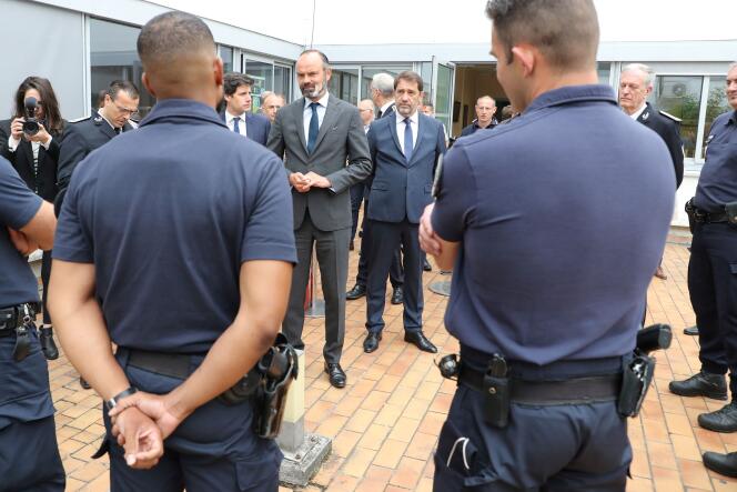 Edouard Philippe et Christophe Castaner rencontrent des policiers de la Brigade spécialisée de terrain, à Evry, le 9 juin.