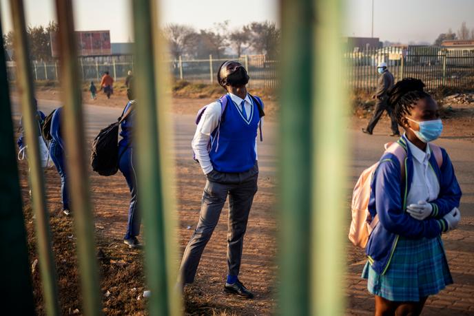 Des collégiens attendent en ligne avant la reprise des cours à Ekurhuleni, en Afrique du Sud, le 8 juin 2020.