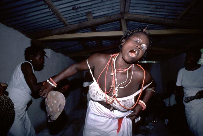 Rituel nocturne près de Benin City, au Nigeria, en 1982.