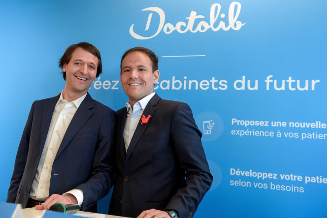 Stanislas Niox-Chateau, fondateur de Doctolib (à gauche), avec Cédric O, secrétaire d’Etat chargé du numérique, au siège de la société à Paris, en avril 2019.