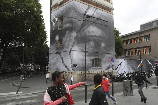 La  fresque en hommage à George Floyd et Adama Traoré créée par le street artiste JR sur la façade d’un immeuble du 10e arrondissement de Paris, le 9 juin.