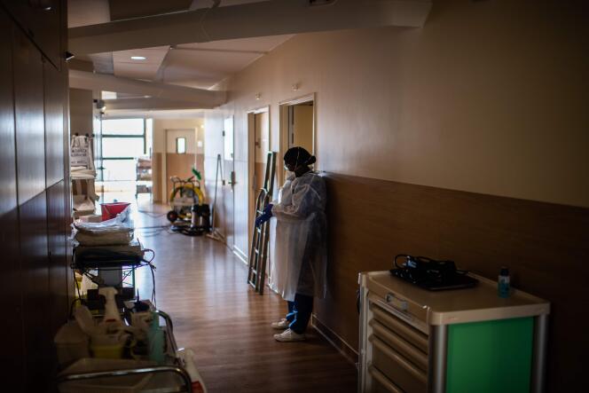 Une infirmière, dans un couloir de l’hôpital Saint-Louis, à Paris, le 28 mai.