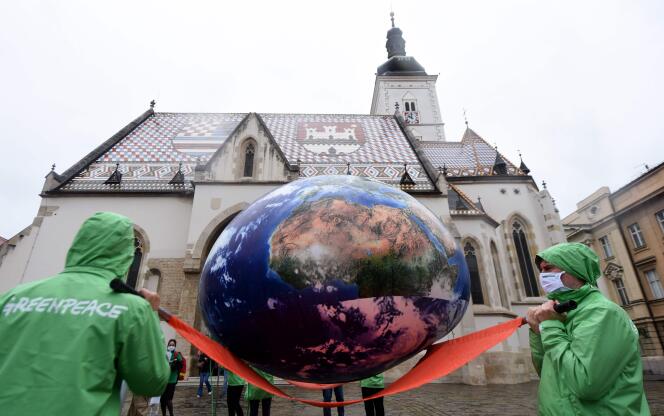 Des militants de Greenpeace, à Zagreb, le 9 juin 2020.