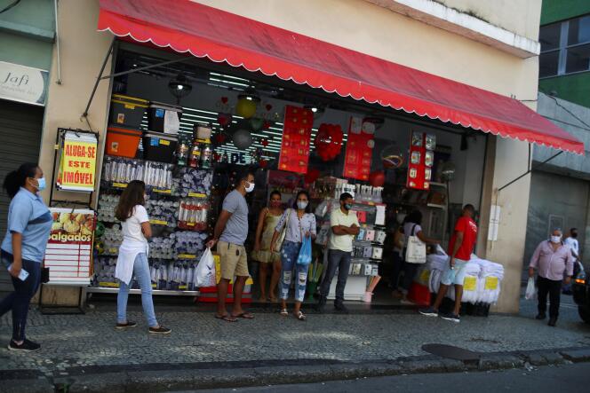 Devant un magasin, à Rio de Janeiro (sud-est du Brésil), le 2 juin.
