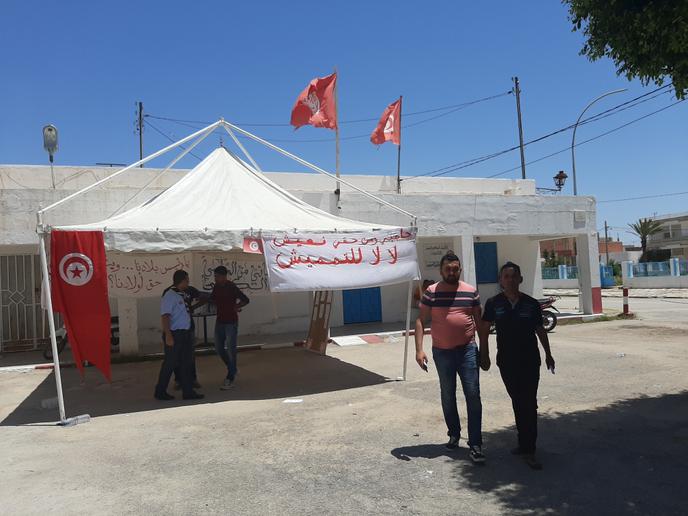 La tente des manifestants sous laquelle sont placardées les revendications, dans le centre d’Hajeb El Ayoun, en mai 2020.