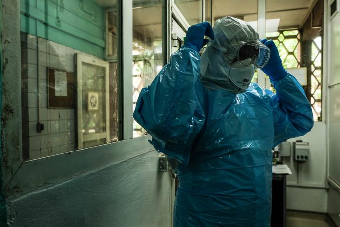Georges Togo, biologiste à la faculté de médecine de Bamako, s’apprête à entrer dans le seul laboratoire « P3 » du Mali pour traiter les échantillons de Covid-19, début juin 2020.