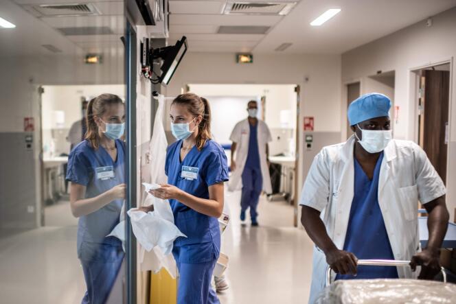 Des soignants aux soins intensifs de l’hôpital Saint-Louis, à Paris, le 28 mai 2020, alors que la France assouplit les mesures de confinement prises pour freiner la propagation du Covid-19.