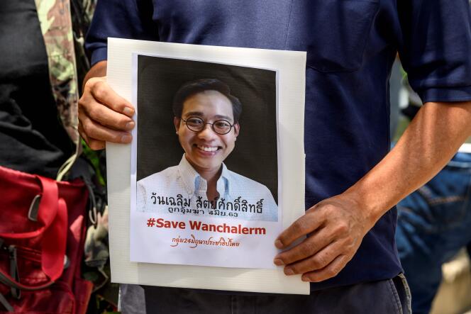 Devant l’ambassade du Cambodge à Bangkok, le 8 juin 2020, un manifestant tient un portrait de l’activiste thaïlandais Wanchalearm Satsaksit enlevé quatre jours plus tôt.