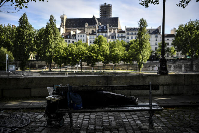 Un sans-abri à Paris, en mai.