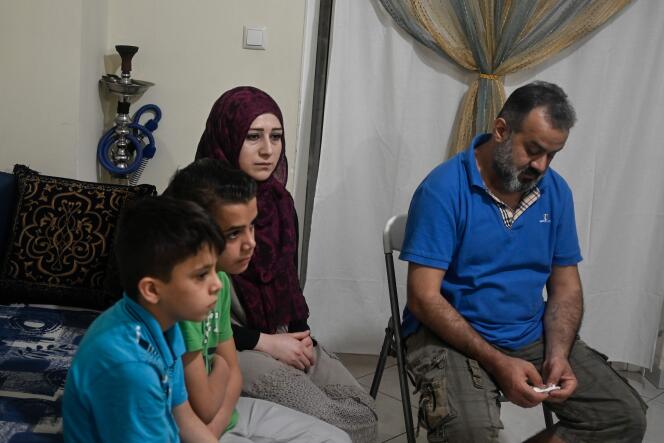 Abdelkader Rahmoun, un Syrien de 44 ans, et sa famille dans leur appartement du Pirée, près d’Athènes, le 29 mai. Comme d’autres réfugiés, ils vont devoir quitter leur logement attribué par une ONG.