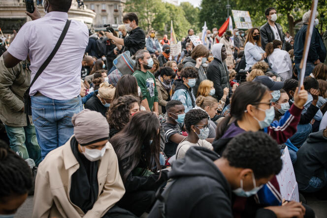 Un hommage silencieux de 8 minutes et 46 secondes a été rendu par les manifestants, la plupart, un genou à terre, à Paris, le 9 juin.