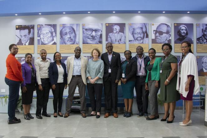 L’équipe de l’Académie africaine des sciences, à Nairobi, autour de son directeur, Nelson Torto, et sous les portraits de Prix Nobel africains.
