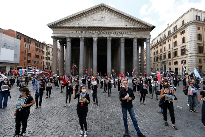Des guides touristiques demandent une aide gouvernementale devant le Panthéon, à Rome, le 9 juin.