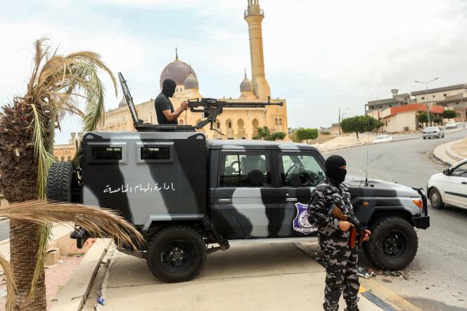 Le 11 juin 2020, des membres des forces de sécurité affiliées au Gouvernement d’union nationale (GNA) se tiennent à un poste de contrôle improvisé dans la ville de Tarhouna, à environ 65 kilomètres au sud-est de la capitale Tripoli en Libye.