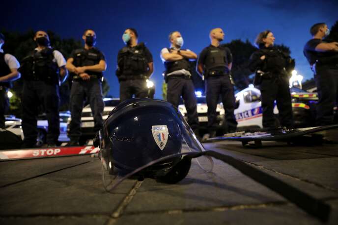 Des policiers manifestent contre les réformes du ministre de l’intérieur, Christophe Castaner, à Nice, le 11 juin.