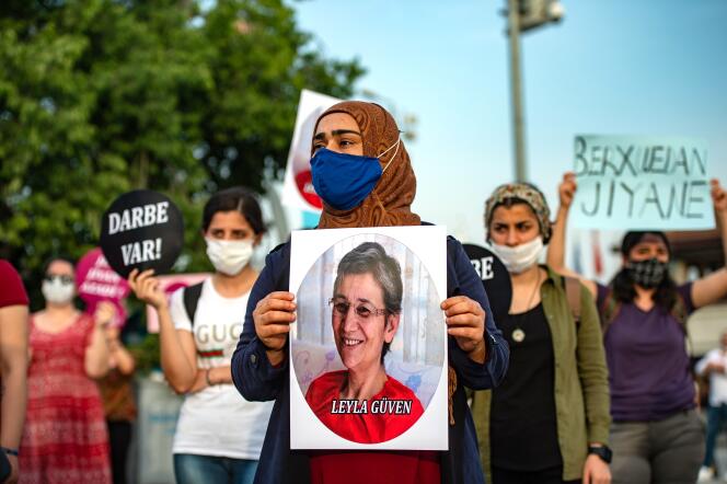 Manifestation à Istanbul, le 6 juin 2020, pour exiger la libération de  Leyla Güven, députée du Parti de la démocratie des peuples (HDP, prokurde). Elle a, depuis, été relachée mais a été déchue de son mandat au Parlement.