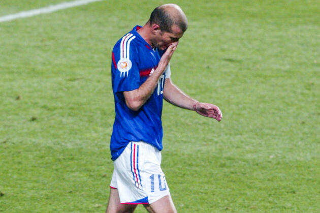 Les grands joueurs ne sont pas des super-héros infaillibles, et Zidane sombrera en quart de finale contre la Grèce (1-0).