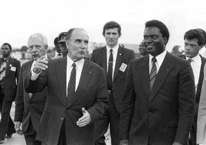 Le président français François Mitterrand avec son homologue rwandais Juvenal Habyarimana à Kigali, en décembre 1984. L’attentat qui coûta la vie à ce dernier, le 6 avril 1994, fut l’élément déclencheur du génocide.