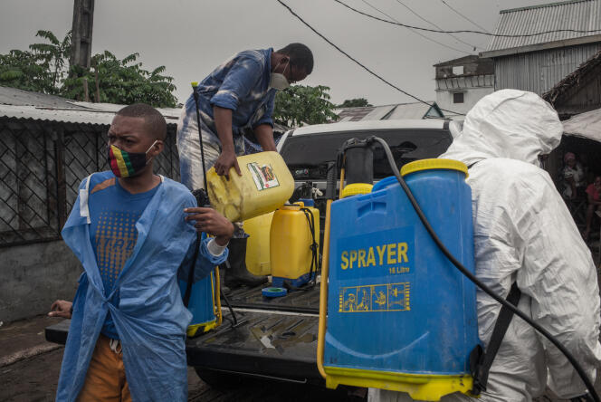 Une équipe de désinfection dans les rues de Tamatave, le 4 juin 2020.