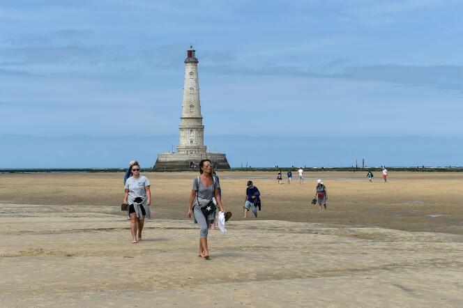 Des touristes visitent le phare de Cordouan, à Verdon-sur-mer (Gironde), en juillet 2019.