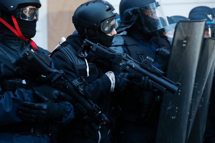 Des agents de la BAC équipés de LBD, lors d’une manifestation conre la réforme des retraites, à Paris, le 19 décembre 2019.