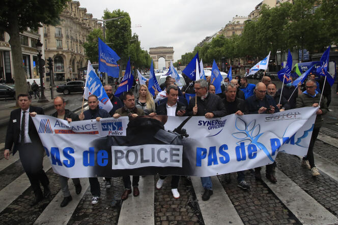 Des policiers manifestent, vendredi 12 juin, à Paris.